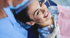 Co jest za darmo u dentysty na NFZ? Na liście kilkadziesiąt świadczeń