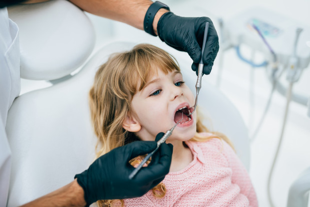 Co jest za darmo u dentysty na NFZ dla dzieci? Na liście ponad 50 świadczeń