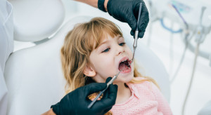 Co jest za darmo u dentysty na NFZ dla dzieci? Na liście ponad 50 świadczeń