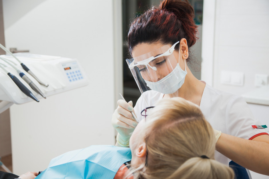 Częste kontrole u dentysty zapobiegną wypadaniu zębów Fot. Shutterstock