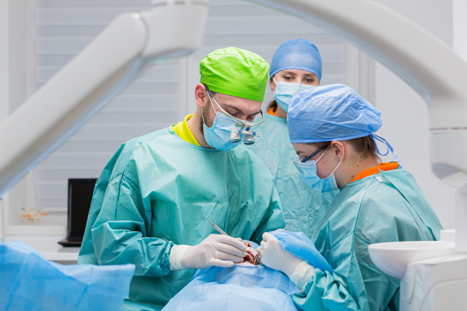 W niektórych przypadkach wadę zgryzu musi korygować chirurg stomatolog Fot. Shutterstock