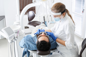 Koszyki świadczeń stomatologicznych w Europie ubogie dla dorosłych Fot. Shutterstock Leczenie stomatologiczne na NFZ, najprościej usunąć ząb. Tak jest nie tylko w Polsce