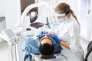 Leczenie stomatologiczne na NFZ, najprościej usunąć ząb. Tak jest nie tylko w Polsce