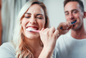 Jak myje zęby mężczyzna, a jak kobieta. Badania naukowe