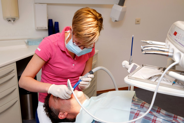 Higienistka dentystyczna zarobi nawet 33 tys. zł miesięcznie. Gdzie tyle płacą?