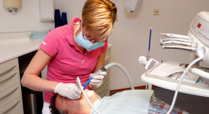 Un hygiéniste dentaire gagnera jusqu'à 33 mille.  PLN par mois.  Où paient-ils autant ?
