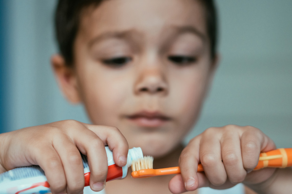 Naukowcy zbadali skuteczność past do zębów dla dzieci Fot. AdobeStock