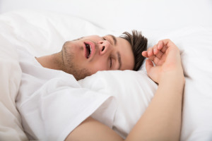 Obturacyjny bezdech senny to ryzyko dla zdrowia i życia Fot. AdobeStock Bezdech senny. Groźna choroba. Jak zminimalizować niebezpieczeństwo?