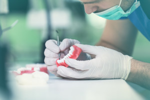 Środki do czyszczenia protez zębowych, których unikać. Wyniki badań