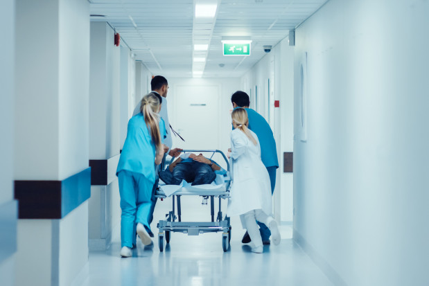 Fala zachorowań na COVID-19 wróci w okresie jesienno-zimowym Fot. Shutterstock Jesienno-zimowa fala zakażeń. COVID-19 ma być łagodniejszy