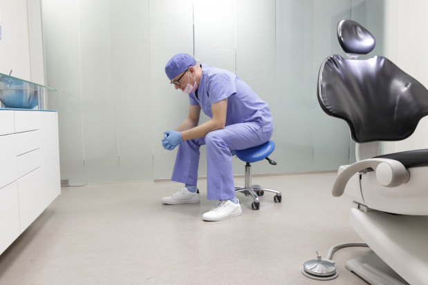 Ne ma dentystów chętnych do pracy nocą i w święta Fot. AdobeStosck Pogotowie stomatologiczne. Do najbliższego 200 km. Na NFZ nie ma co liczyć