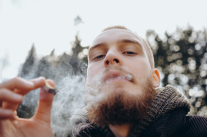 Palenie tytoniu rujnuje zęby i dziąsła (fot. Shutterstock) Palenie papierosów dewastuje jamę ustną Dzisiaj Światowy Dzień Bez Tytoniu