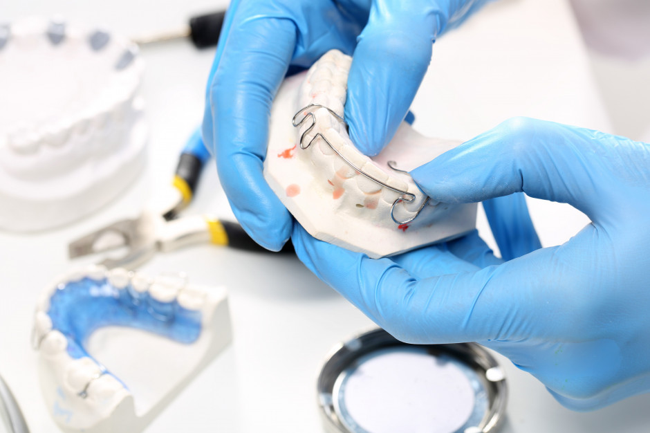 Czy praca ortodonty to umowa o dzieło, czy zlecenie? Fot. Shutterstock