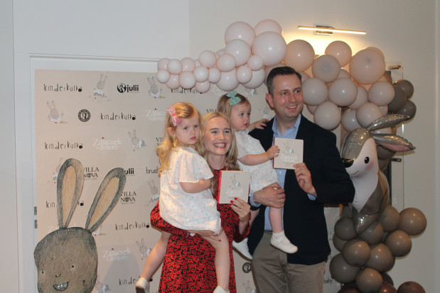 Paulina Kosiniak – Kamysz, mąż Władysław Kosiniak - Kamysz i córki podczas inauguracji książki „Zajączek u dentysty” Profilaktyka 10x tańsza od leczenia. Terapia bez zapobiegania to utopia