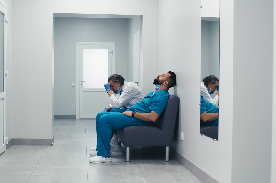 raca medyków w epidemii, ich wysiłek był czasami ponad standardowe możliwości Fot. Shutterstock