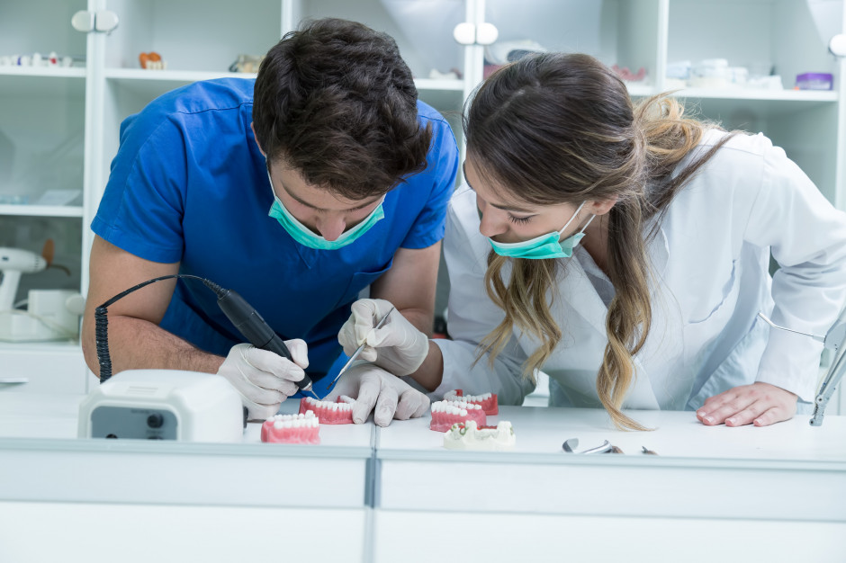 Prace protetyczne na rzecz Szpitala Klinicznego UM W Łodzi Fot. Shutterstock Prace protetyczne na rzecz Szpitala Klinicznego UM W Łodzi Fot. Shutterstock
