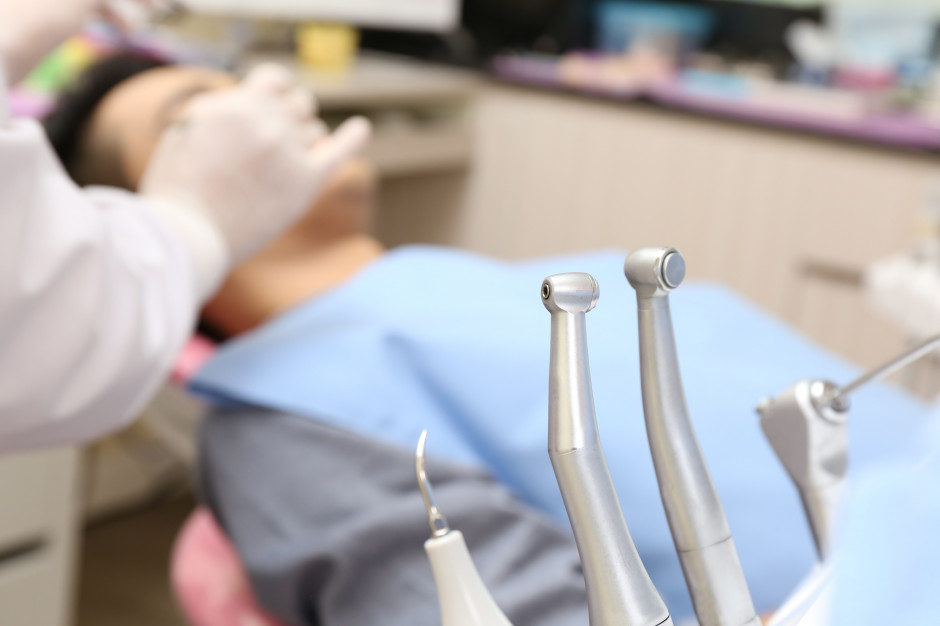 Prostowanie zębów przezroczystą nakładką ortodontyczną może powodować powikłania. Fot. Shutterstock