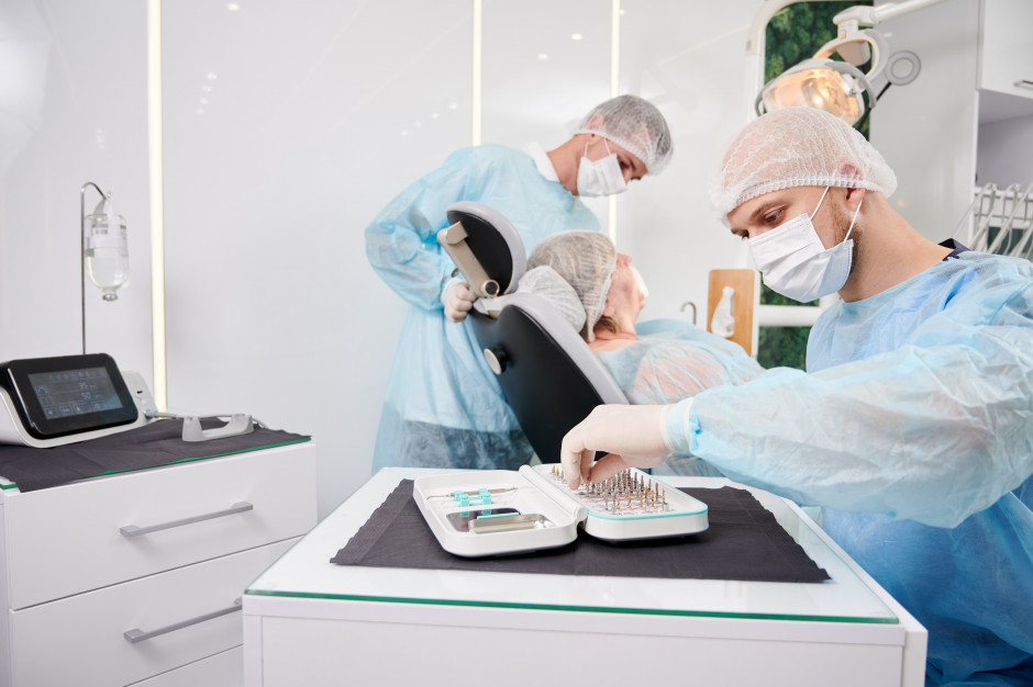 Diagnostyka cyfrowa usprawnia leczenie implantologiczne w stomatologii. Fot. Shutterstock