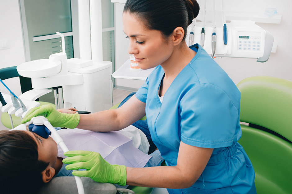 Podtlenek azotu ma duże zastosowanie w stomatologii dziecięcej. Fot. Shutterstock