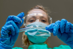Wariant Omikron łagodniejszy także w dalszej perspektywie Fot. AdobeStock Zakażenie Omikronem. Mniejsza skala ubocznych objawów w dalekiej perspektywie