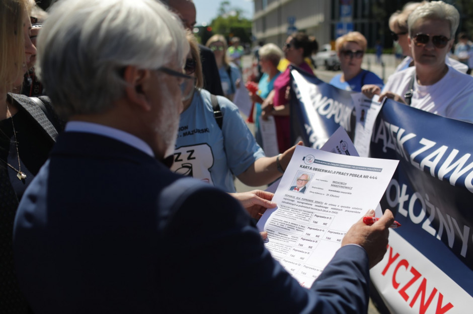Manifestacja pielęgniarek przed Sejmem, chodzi o podwyżki wynagrodzeń Fot. PAP/Albert Zawada Manifestacja pielęgniarek przed Sejmem, chodzi o podwyżki wynagrodzeń Fot. PAP/Albert Zawada