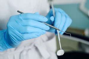 Praca dentystki w szczególnych warunkach. ZUS odmawia rekompensaty. Kuriozalne przepisy