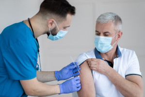 Na jesieni szczepienia przeciw COVID-19 nowym preparatem Fot. Shutterstock Szczepionka skuteczna na Omikron. Od września dla kogo?