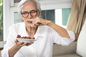 Zdrowe starzenie się zależy od sprawności żucia Fot. Shutterstock Zdrowie ogólne wpływa na siłę, z jaką gryziemy pokarm