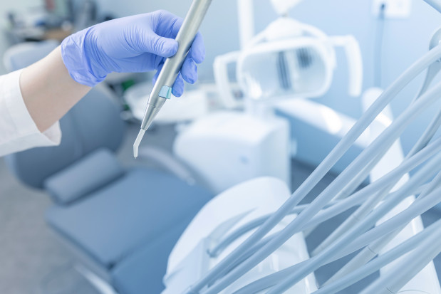 Poszukiwani chirurdzy i periodontolodzy chętni na kontrakt