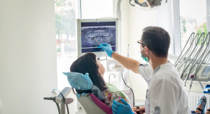 NFZ dzieli pieniądze na 2023 r. Jakie środki pójdą na stomatologię?