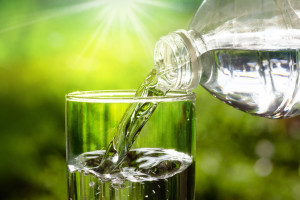 Fot. Shutterstock Woda wzbogacana wodorem. Leczy dziąsła. Dlaczego?