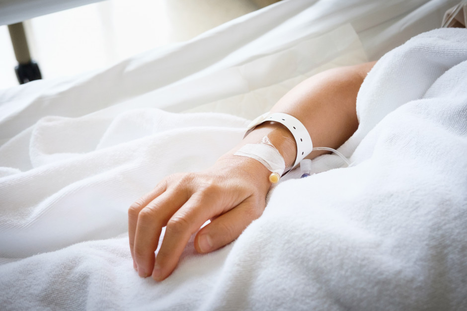 Pacjentka w śpiączca po leczeniu implantologicznym w znieczuleniu ogólnym Fot. Shutterstock