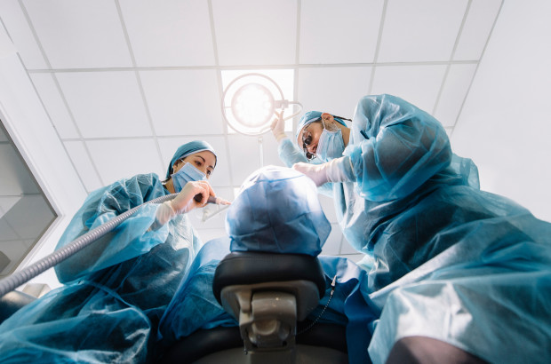 Ból zęba zwiastował walkę o życie pacjentki Fot. AdobeStock Zaczęło się od bólu zęba. Skończyło na tygodniowej walce o życie