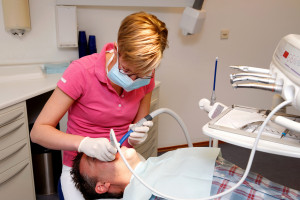Higienistka powinna pracować pod nadzorem dentysty. Słuszna i nieżyciowa zasada