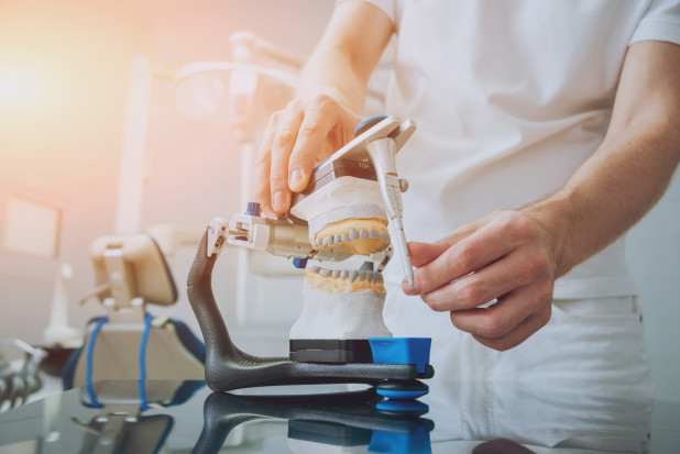 Technicy dentystyczni nie są zadowoleni z wynagrodzeń Fot. AdobeStock Technicy dentystyczni nie będą lepiej wynagradzani. Ministerstwo Zdrowia rozwiewa nadzieje