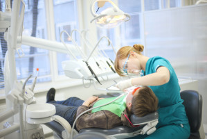Dzieci z wadami genetycznymi szpiku. Mają duże problemy z zębami