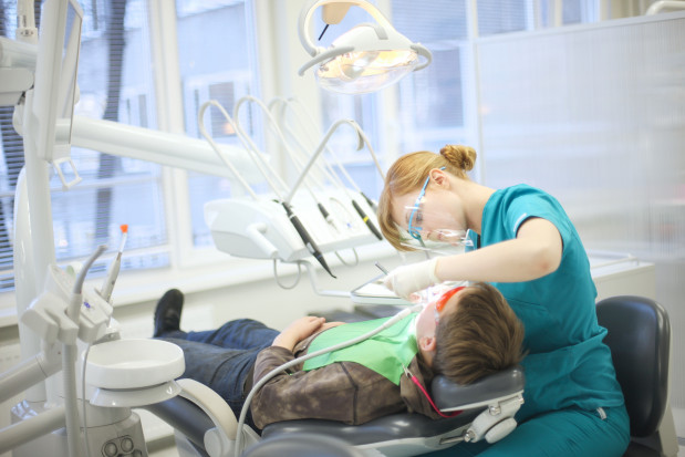 Pacjenci z wadami szpiku powinni być pod stałą opieką stomatologa Fot. Shutterstock Dzieci z wadami genetycznymi szpiku. Mają duże problemy z zębami