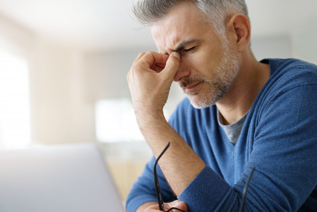 Ból gardła a następnie ból głowy, to główne objawy w nowej fali COVID-19 Fot. Shutterstock Ból gardła i głowy. Typowe objawy w nowej fali zakażeń COVID-19