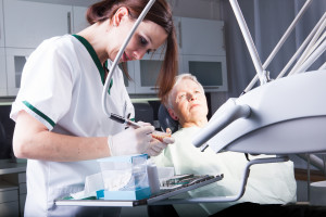 Protezy zębowe. Problemy z higieną. Ocena naukowców