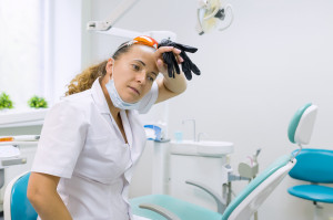 Do 17 proc. dentystów wykazywało objawy PTSD w pierwszej fazie pandemii Fot. Shutterstock Stres pourazowy wśród dentystów. Częstszy niż wśród ratowników medycznych