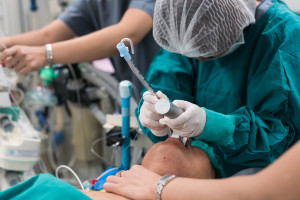 Ciężki przebieg COVID-19. W pół roku po wyzdrowieniu problemy ze stawem skroniowo-żuchwowym
