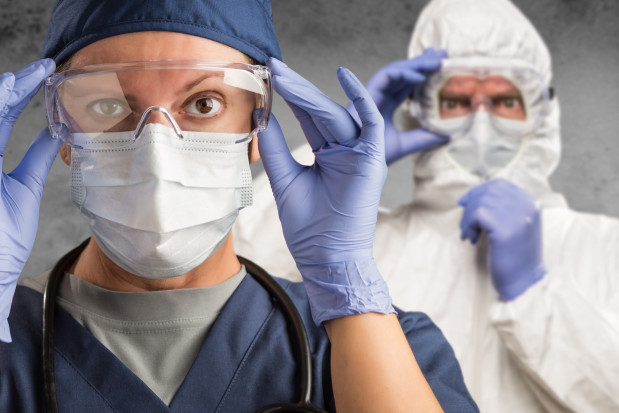 Pandemia narzuciła obowiązek zakrywania twarzy. Zbadano skutki psychologiczne tego wymogu Fot. AdobeStock W maseczce lekarz jest atrakcyjniejszy. Reguła z dowodem naukowym