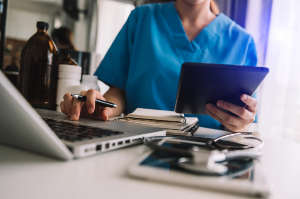 Karta podatkowa formą minimalizowania podatków Fot. AdobeStock Lekarz zarabia za dużo, więc trzeba mu podwyższyć podatki. Spór ze skarbówką