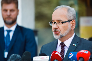 Wysoka dynamika zakażeń. Powrót maseczek od września?