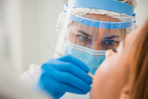 Okulary dentysty. Dlaczego dezynfekować je po każdym pacjencie
