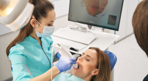 Dynamiczny wzrost cen usług stomatologicznych. Powrót Polaków do dentysty na NFZ