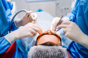 Minimalne wynagrodzenia: higienistki dentystycznej i asystentki stomatologicznej. Tak mają być liczone