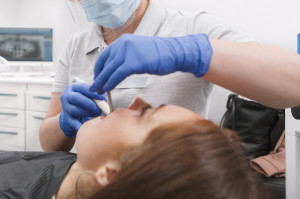 Zdarzenie u dentysty z finałem na SOR Fot. AdobeStock Pacjentka połknęła klucz u dentysty. Szybka akcja ratunkowa