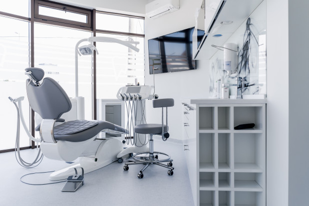 VAT przy podnajmie gabinetu stomatologicznego Fot. AdobeStock Gdy dentysta podnajmuje gabinet stomatologiczny. Co z VAT?