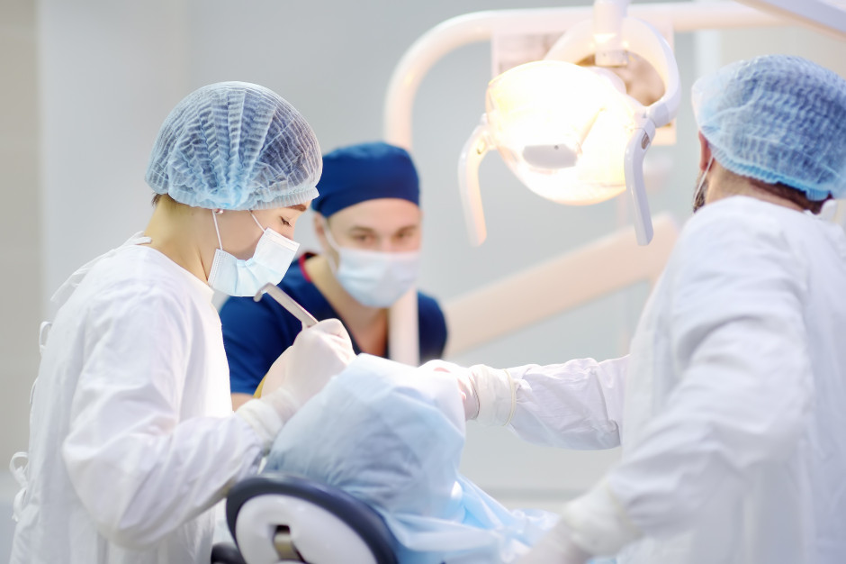 Jakie minimalne wynagrodzenie dla asystentek stomatologicznych? Fot. AdobeStock Jakie minimalne wynagrodzenie dla asystentek stomatologicznych? Fot. AdobeStock